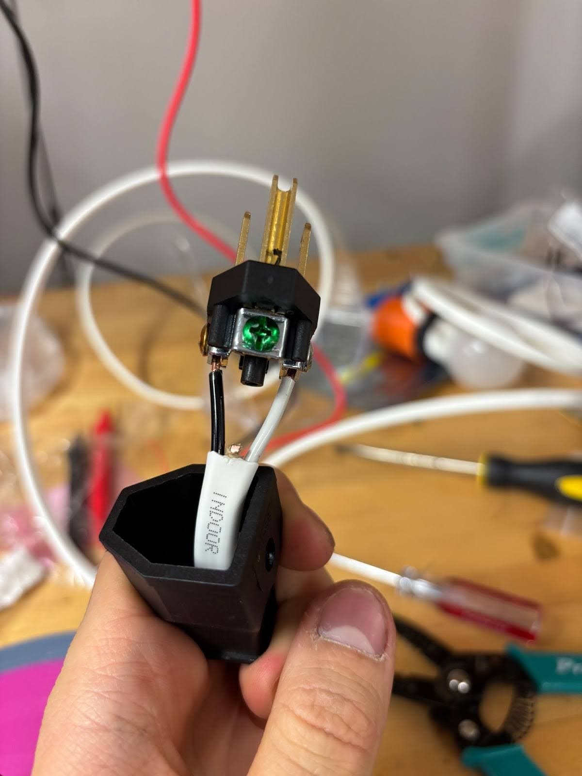 Outlet plug wiring with hot and neutral connections